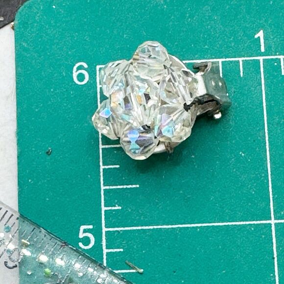 Sparkly Vtg 1950s MCM Aurora Borealis Crystal Cluster Clip On Earrings - Picture 10 of 10